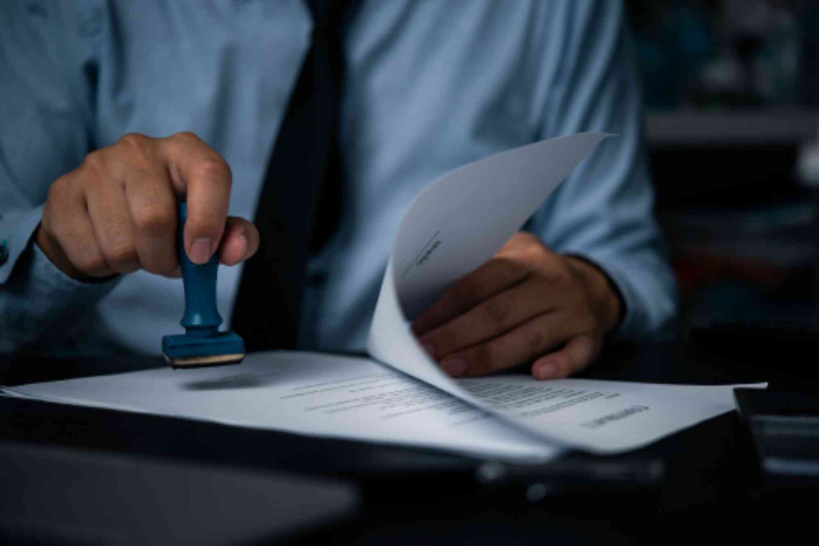 How Do Dubai Lawyers Work With Notary Public Dubai Services to Assist Clients?